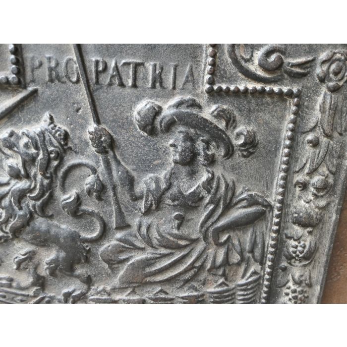 Kaminplatte 'Pro Patria' aus Gusseisen 